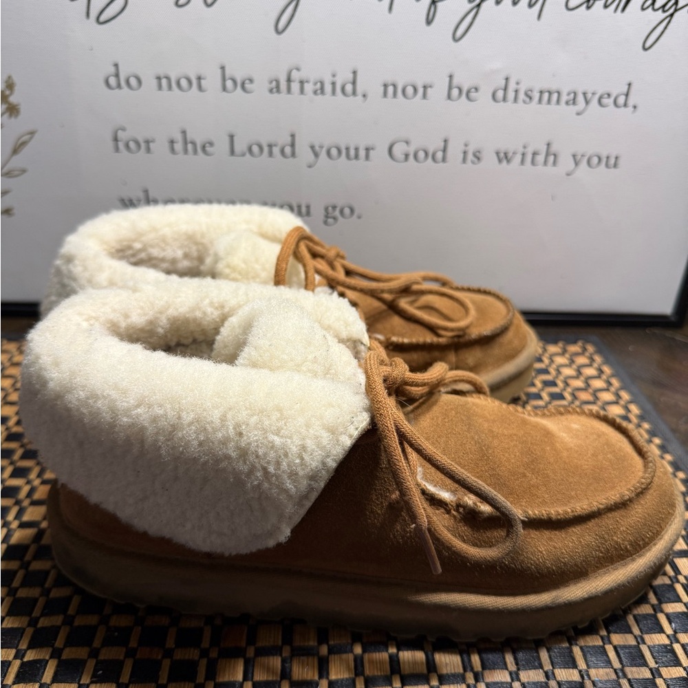 UGG Tan and Cream Ankle Boots Women SZ 8- Box 15 - Picture 6 of 7